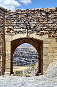 Monsaraz - Lugo la cinta muraria salendo verso Porta da Vila.